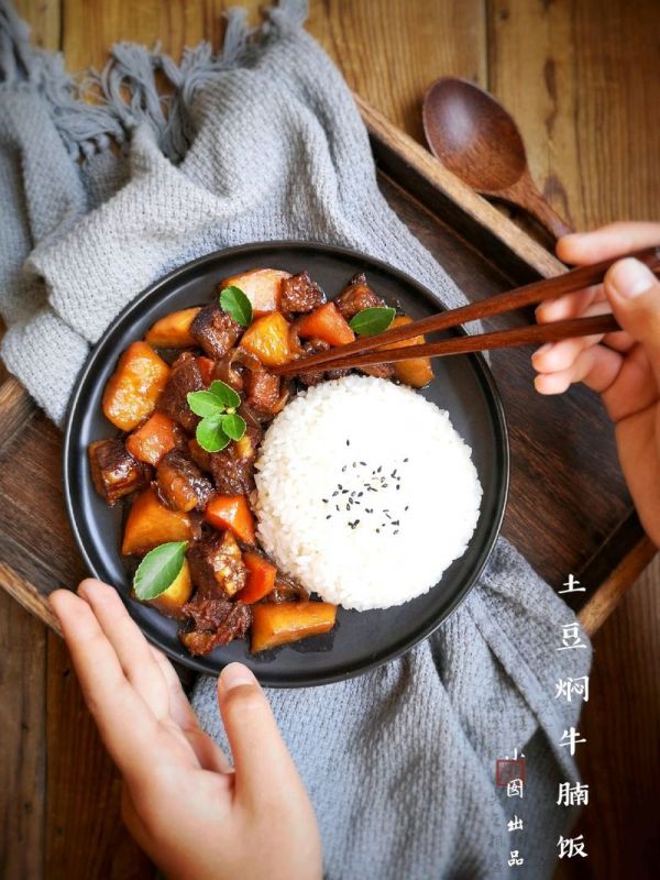土豆焖牛腩盖饭