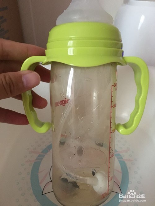 如何将奶瓶变成吸管杯