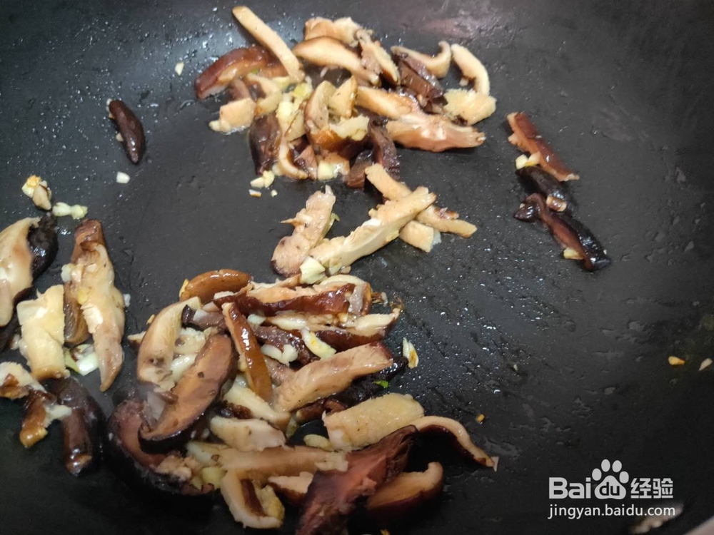 香菇青菜到底是先放青菜还是先放香菇呢?