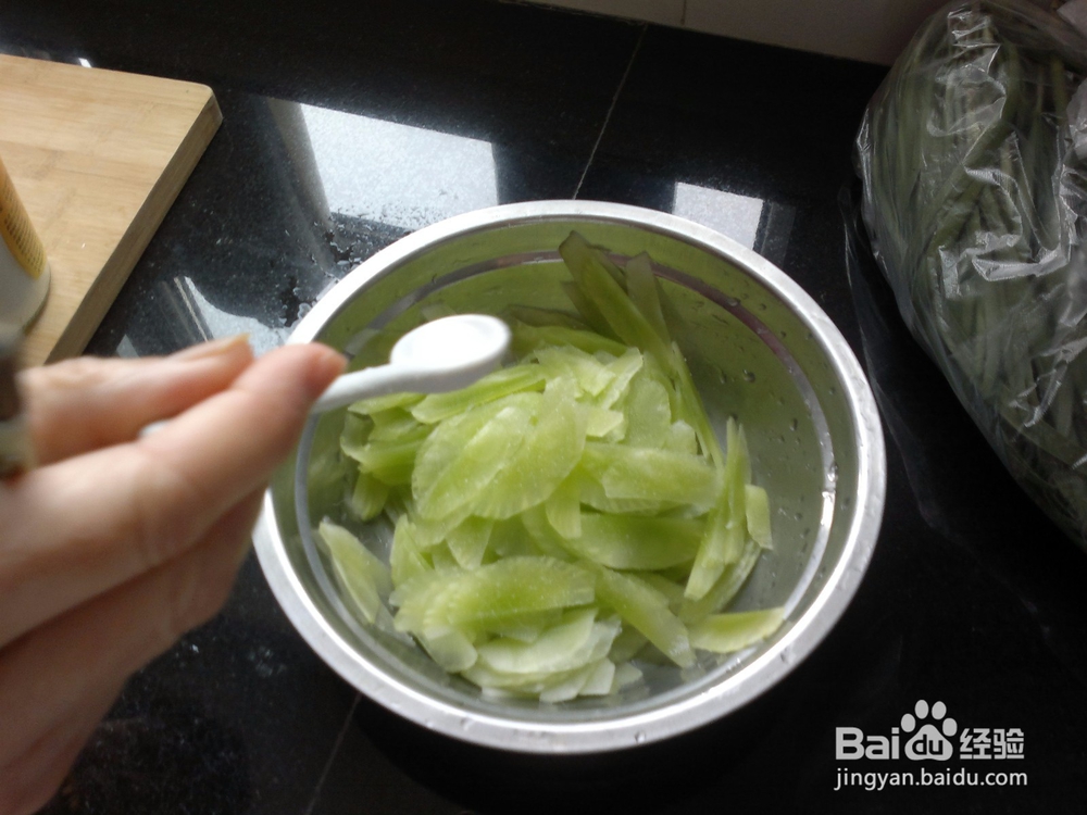 开春应季小菜清拌莴笋片的做法