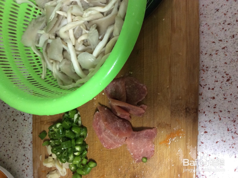香滑爽口的平菇炒肉