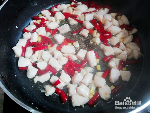 宫保鸡丁的家常做法，香辣过瘾最下饭