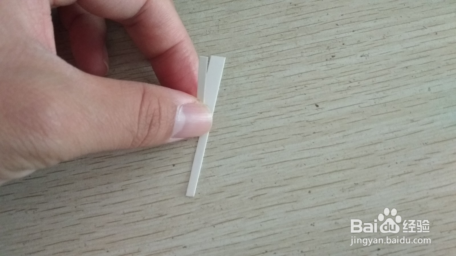 如何用一小块硬卡纸做两支中性笔的简易支架