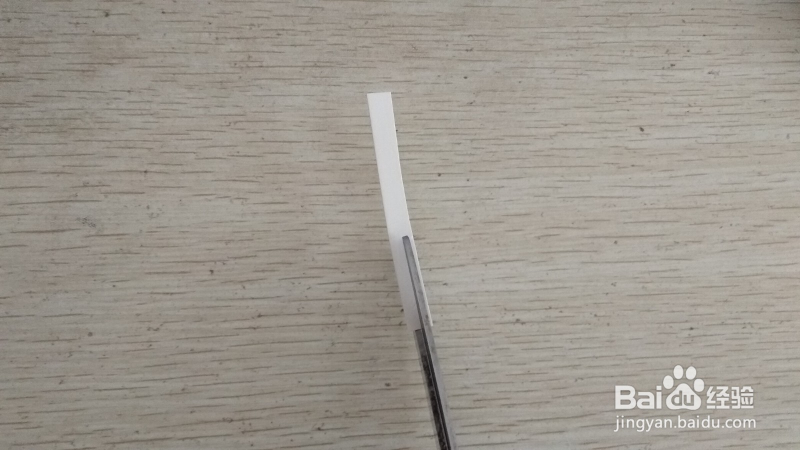 如何用一个细长的长方形硬卡纸做简易的手机支架