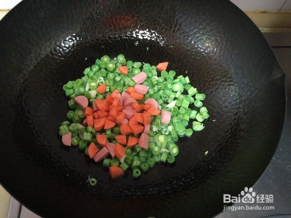豆角丁炒面包的做法