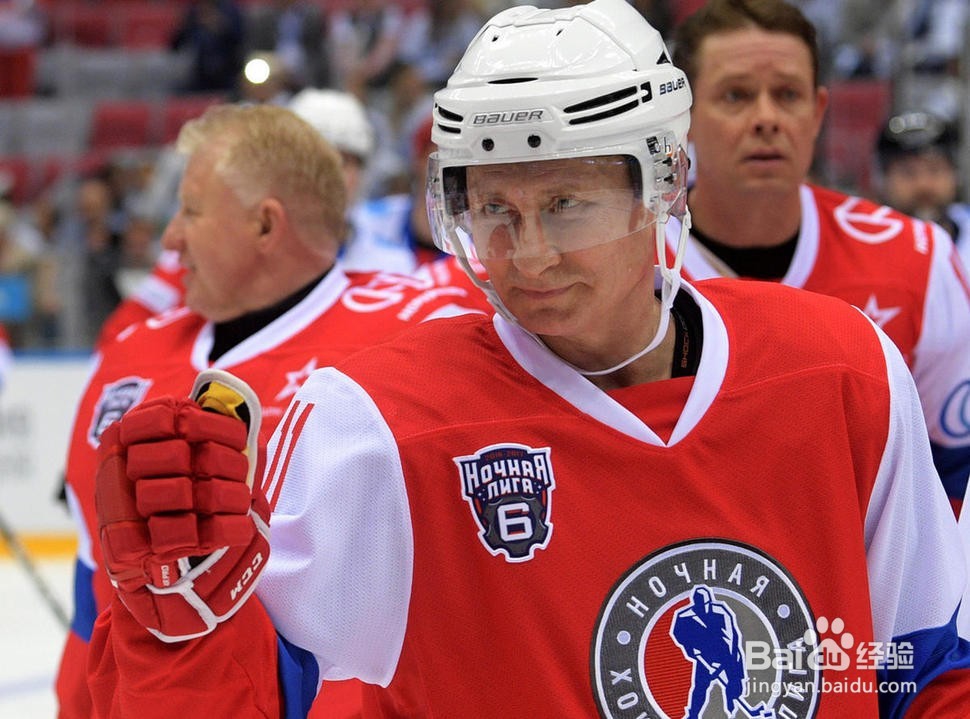 普京打冰球展硬汉本色 摔倒仍在追球