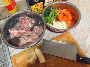 红焖羊骨头的做法