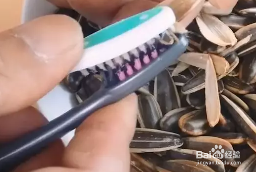 两个旧牙刷绑在一起有啥小妙用