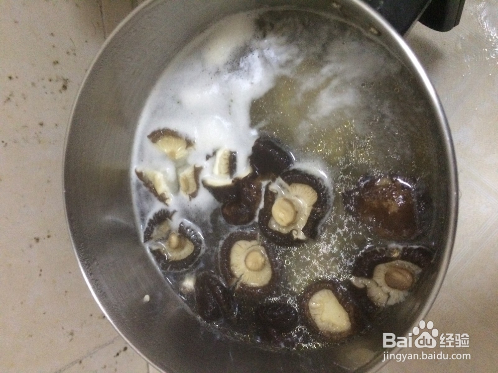 怎么做香菇鸡腿土豆汤?