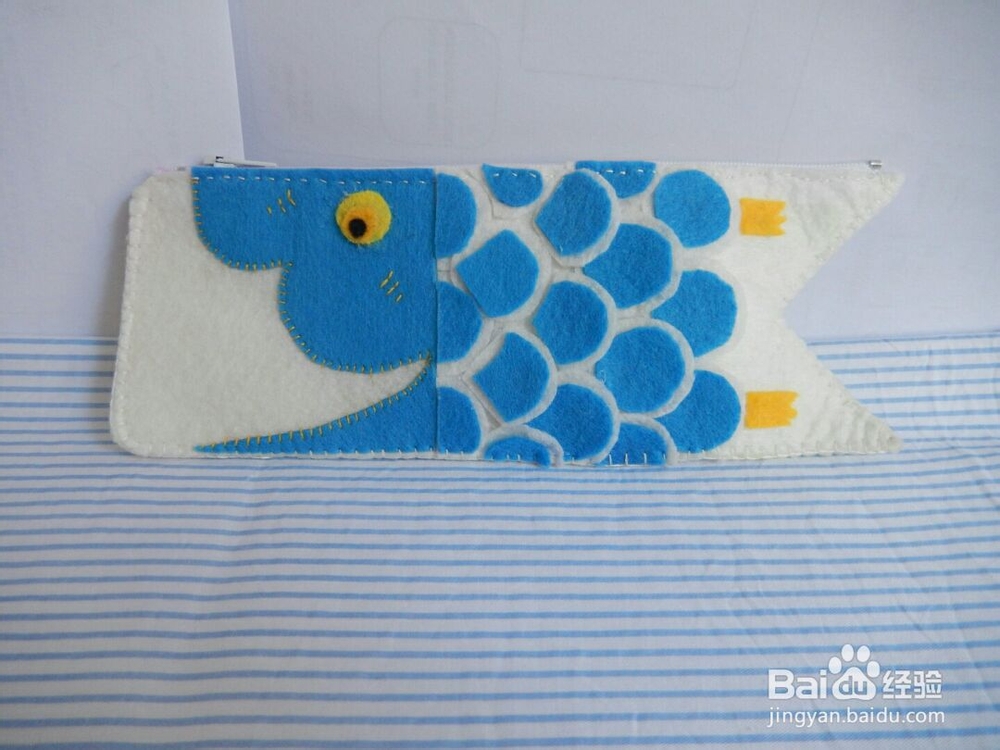 奶奶的巧手制作鲤鱼不织布笔袋