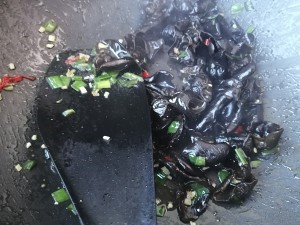 黑木耳炒豆腐的做法