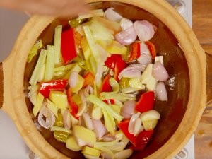 好吃的生啫鱼头煲制作过程