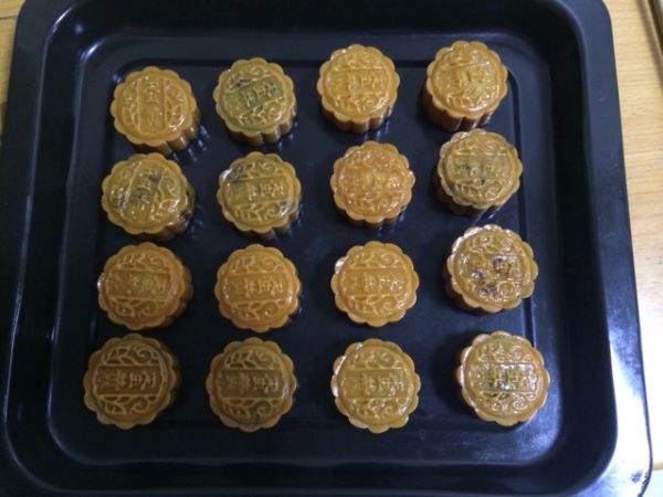 广式蛋黄莲蓉月饼