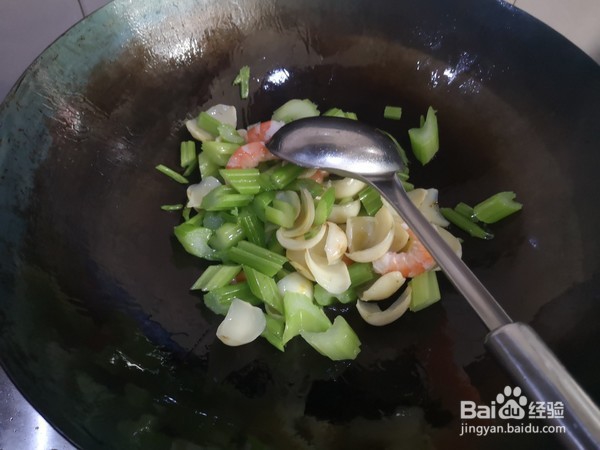 西芹百合炒虾仁的做法