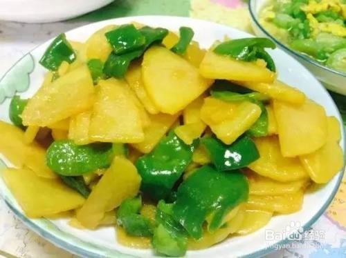 如何做出美味的蒜香青椒土豆片