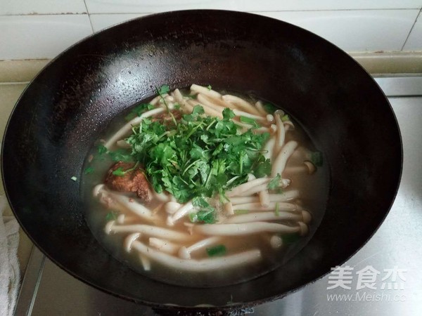 海鲜菇肉罐肉