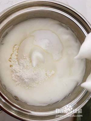 (加入玉米淀粉是为了让蛋白霜更稳定,不容易消泡)