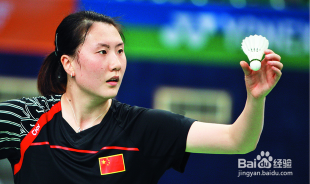 初学打羽毛球怎样发球