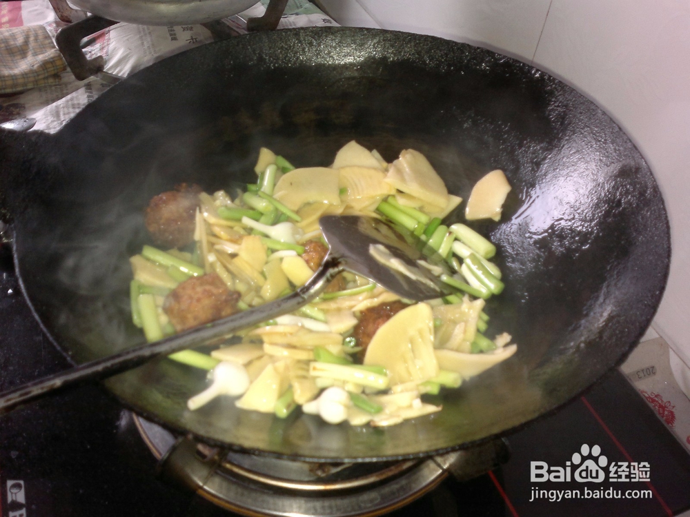 开春应季菜竹笋木耳炒蒜苗的做法