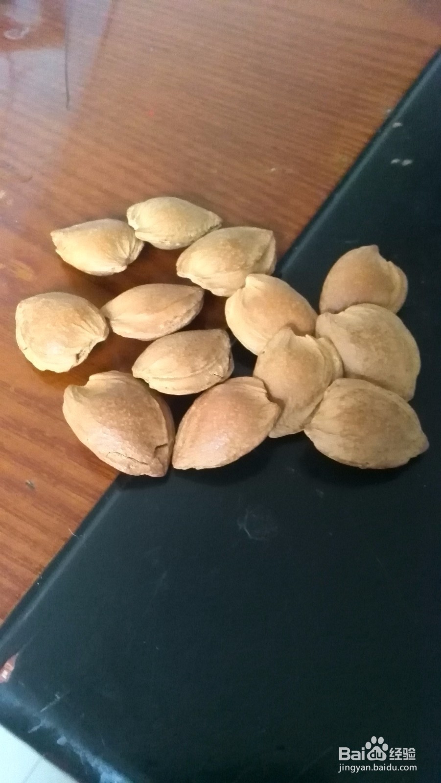 小方法巧扒杏核