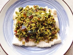 怎么做酱拌香椿皮蛋豆腐