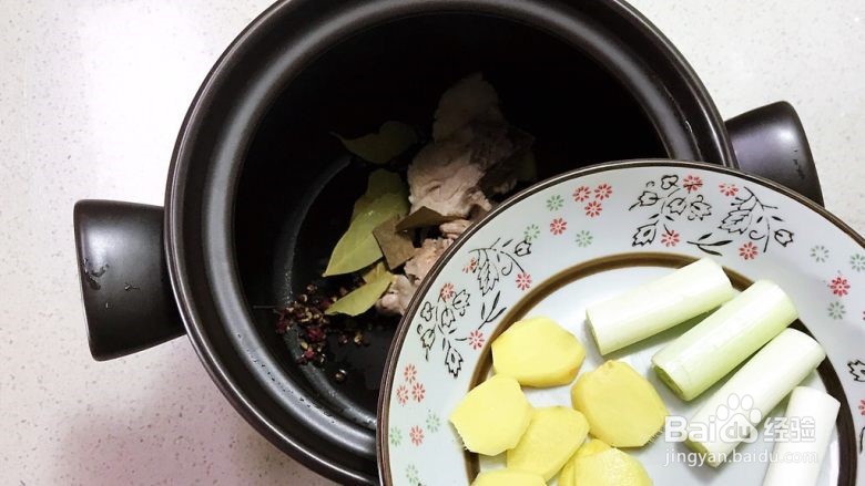 砂锅脊骨鲜藕汤