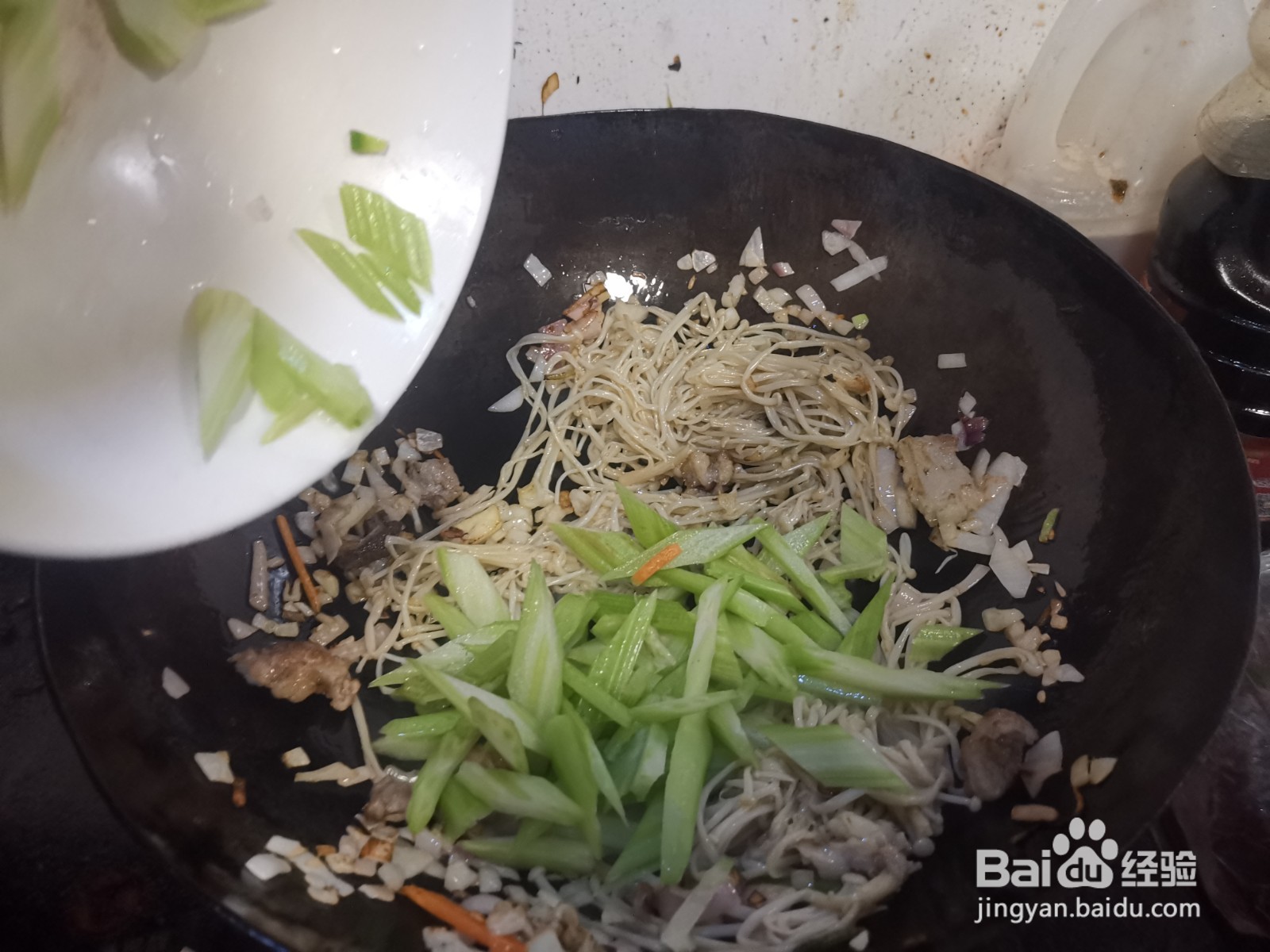 芹菜肉片炒金针菇的做法