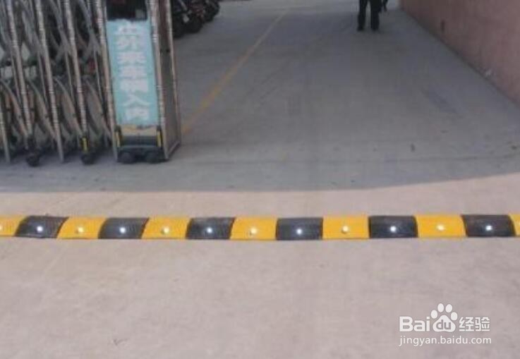 什么是“减速带”应该怎么行驶通过“减速带”