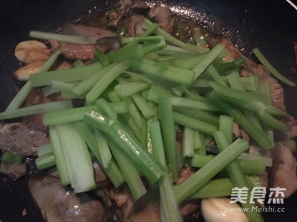 芹菜炒鸡肝的做法