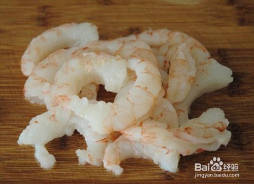 鲜虾如何去除泥线?