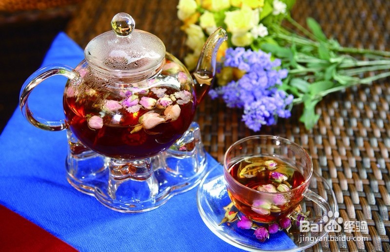 女性经常喝玫瑰花茶改善色斑