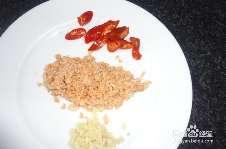 怎么做一道美味的天然虾酱炒空心菜？