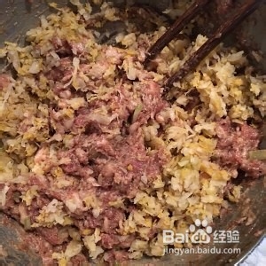 东北酸菜猪肉馅饼