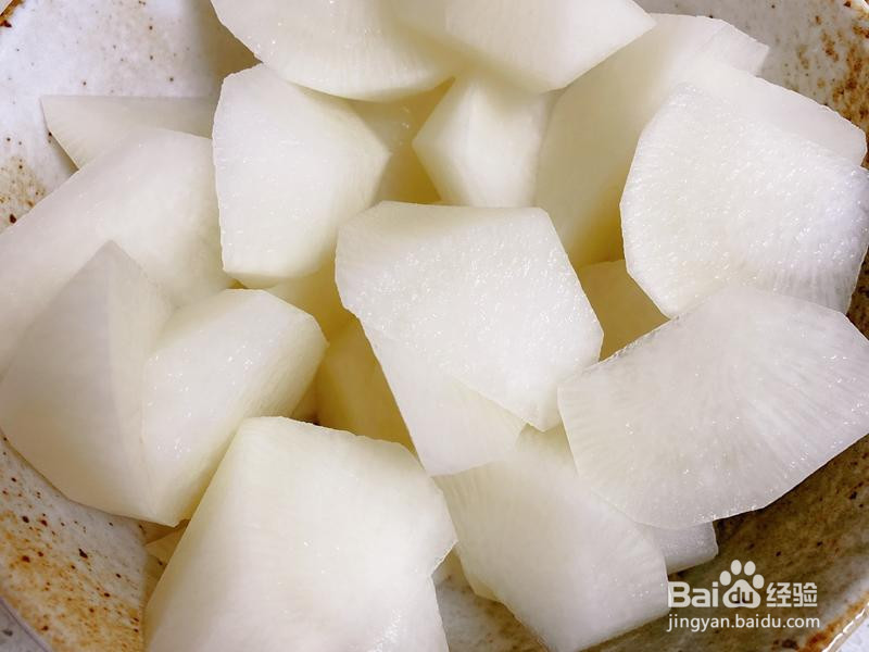 腊猪蹄炖萝卜的做法