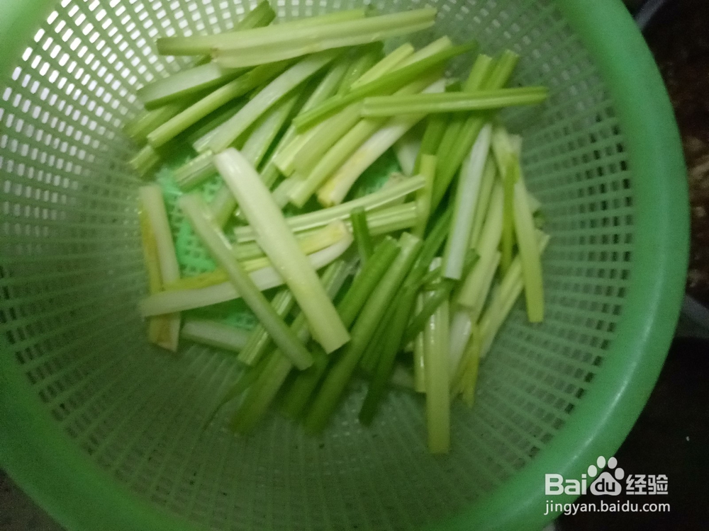 芹菜青椒炒香肠