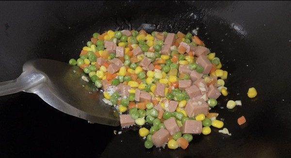 午餐肉炒时蔬粒
