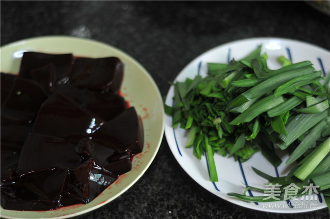 韭菜炒鸭血的做法