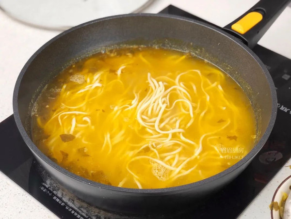 金汤酸菜肉丝面