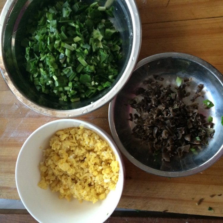 韮菜鸡蛋木耳包子的做法