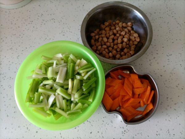 拌芹菜胡萝卜花生米