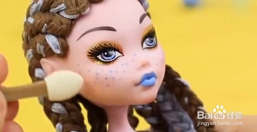 如何给自家的芭比娃娃上妆