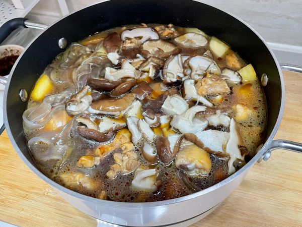 香菇鸡肉炖土豆