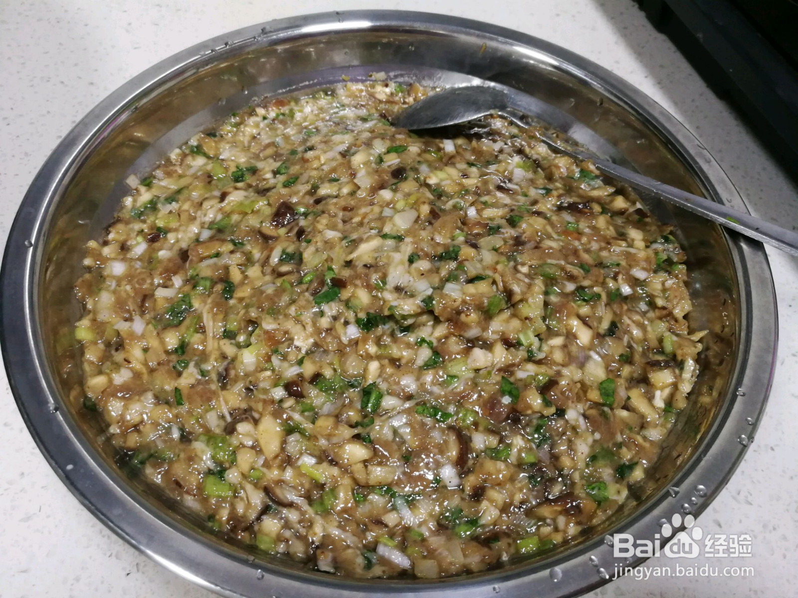 彩色香菇猪肉饺子的做法