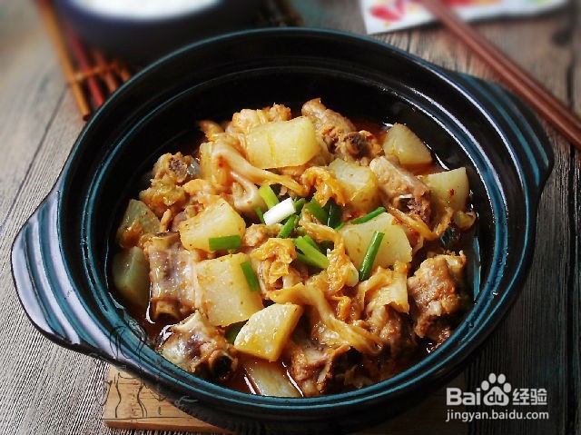 辣白菜炖排骨是怎样制作的