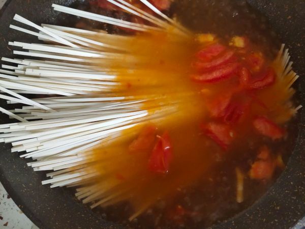 西红柿鸡蛋热汤面