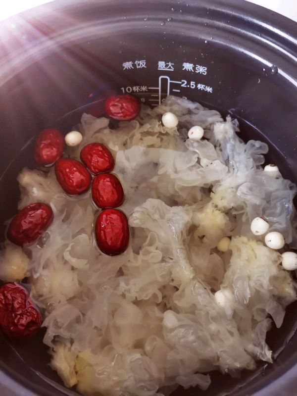 红枣银耳莲子汤