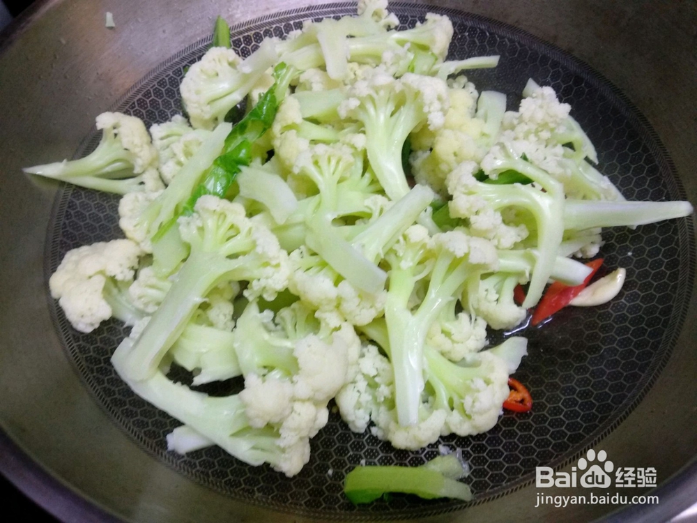 红椒炒花菜的做法