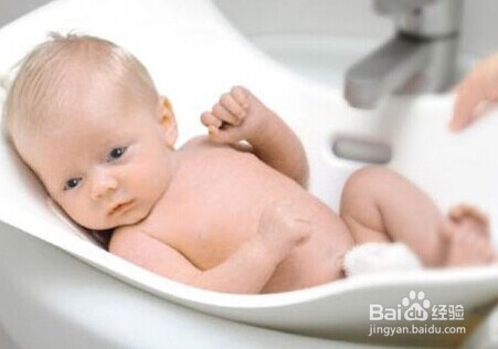<b>如何给新生儿洗澡</b>