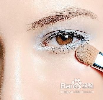 轻松4步即可轻松搞定蓝色眼妆