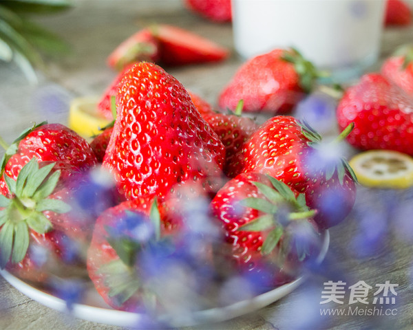 貌美的草莓菠萝奶昔